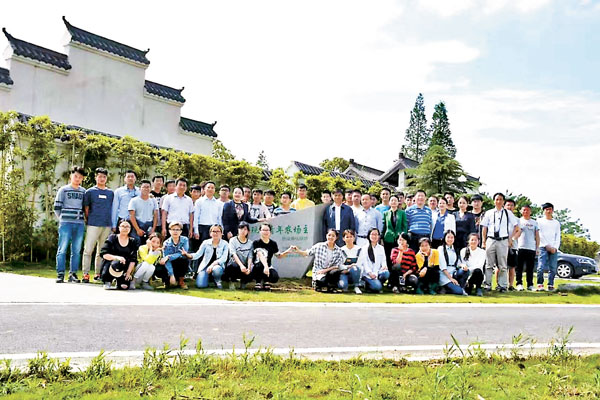 ■安徽農業大學青農班學生在巽風湖生態農莊參觀學習。受訪者供圖
