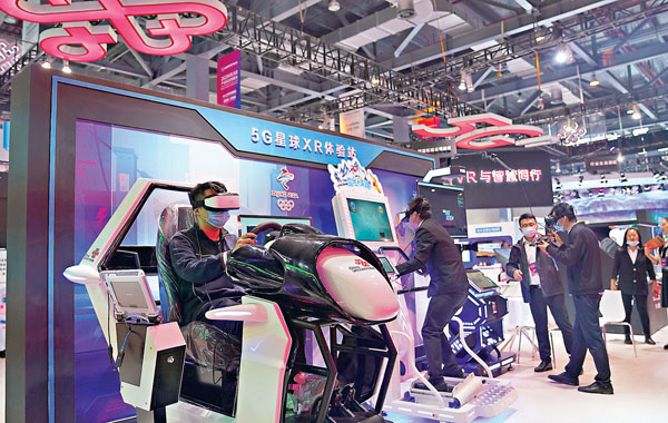 2020世界VR產業大會雲峰會昨日開幕。圖為觀眾在大會的VR/AR產品和應用展覽會上體驗VR賽車遊戲。 新華社