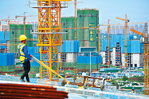 ■國家統計局最新公布的數據顯示，70個大中城市房地產市場漲幅回落。資料圖為成都一在建樓盤工地工人正在忙碌。 中新社