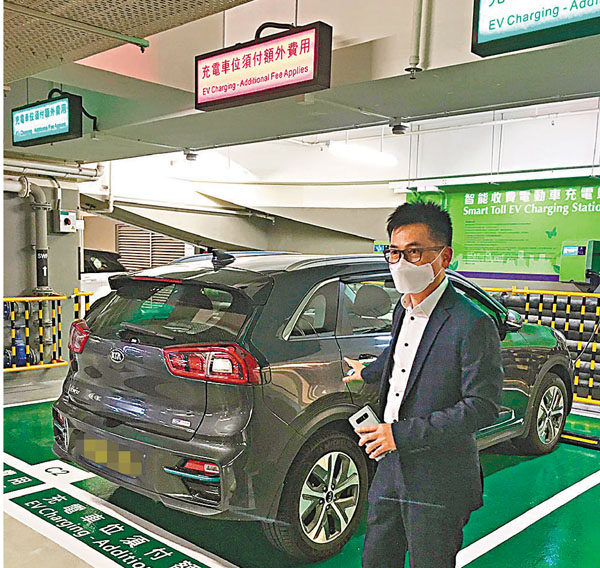 ■房協多個停車場已引入車牌識別系統，令充電車位用得其所。 香港文匯報記者  攝