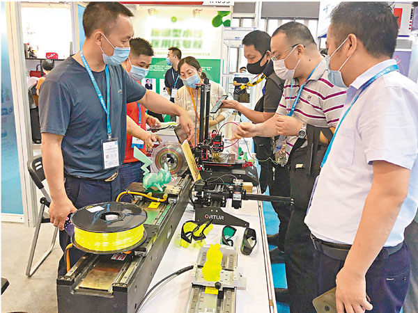 ■珠海集成電路產業集群規模到2025年要達1,000億元人民幣，圖為3D打印芯片及操作系統展現。 香港文匯報記者方俊明  攝