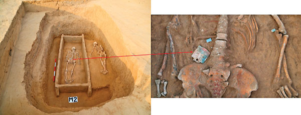 ■一類墓棺木內墓主及其身上隨葬的玉器。