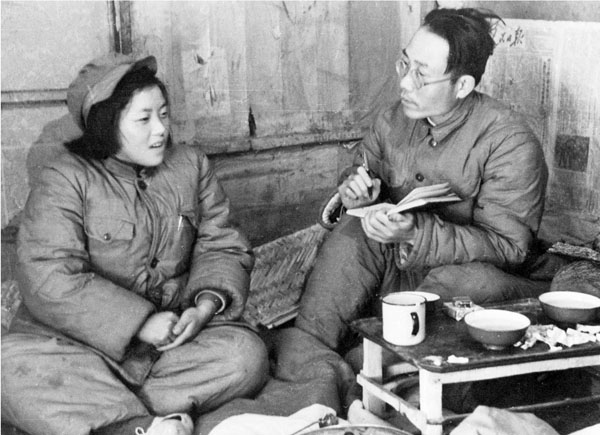 ■ 魏巍寫出了《誰是最可愛的人》。圖為1952年，魏巍（右）在朝鮮三登野戰醫院訪問志願軍模範護士羅克賢。 資料圖片