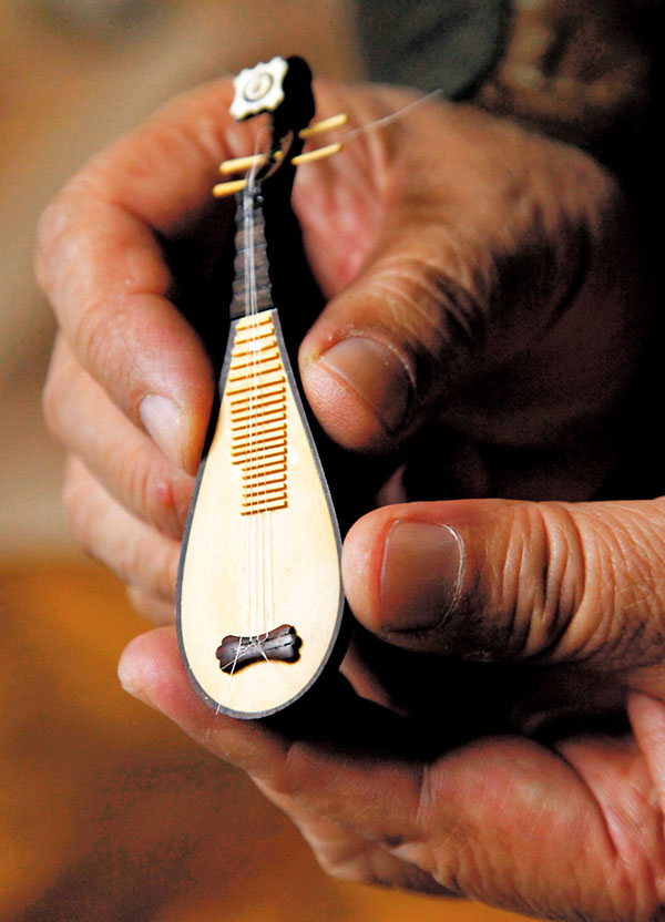 ■潘啟慧在4根白頭髮絲大小的金線上微刻《琵琶行》。