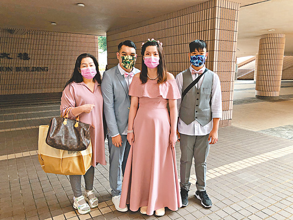 ■范生(左二)及范太(右二)昨日註冊結婚。香港文匯報記者  攝