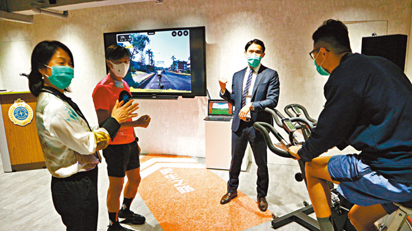 ■「好望閣」智能單車，讓參與者透過電子屏幕在虛擬賽道上進行不同形式的單車運動。 香港文匯報記者  攝