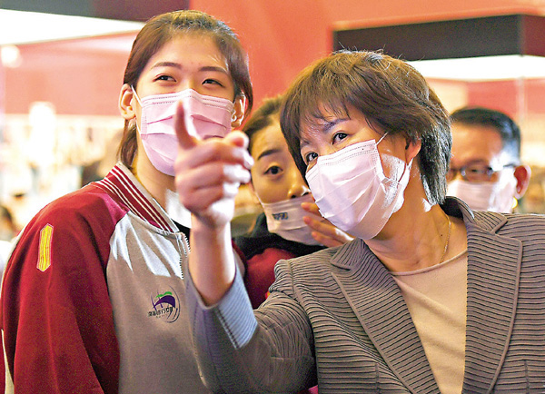 ■郎平（右）向國手李盈瑩講解女排奪冠之路。 新華社