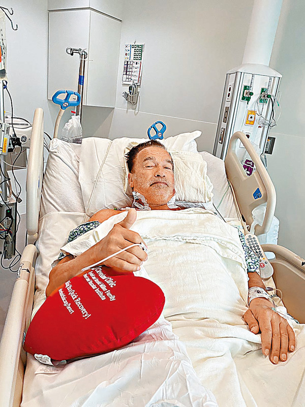 ■阿諾躺在病床上豎起大拇指。