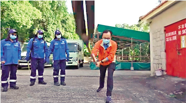 ■聶德權探望漁護署山火隊，並嘗試用火拍「打火」。 fb視頻截圖