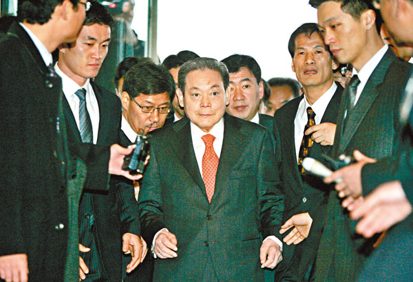 ■ 三星會長李健熙昨日逝世，終年78歲。圖為2008年李健熙前去與當時剛當選總統的李明博會面。 路透社