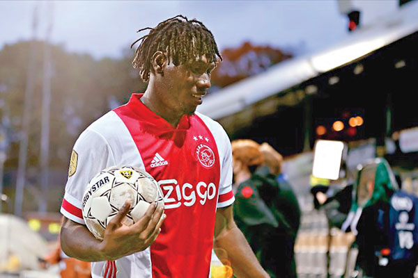 ■ 斬獲5球的拉辛拿查奧爾，帶走皮球留作紀念。 阿積士圖片