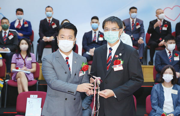 ■王賢訊(左)移交印信予周松東(右)。