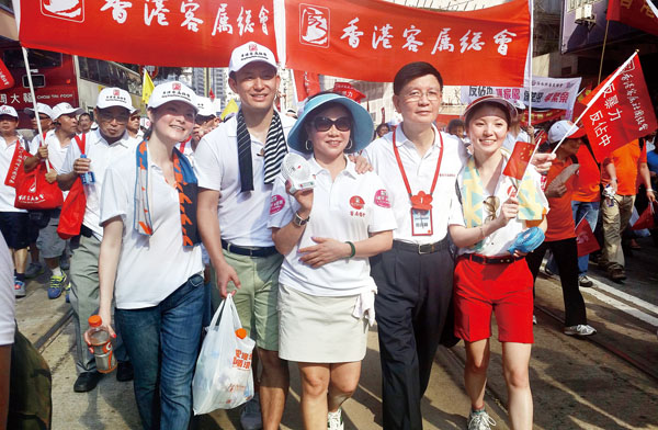 ■梁亮勝與家人身體力行參與「反佔中」宣傳活動