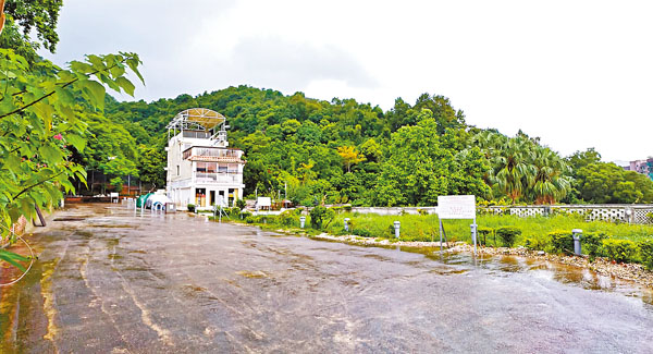 ■大埔滘段住宅地可建樓面約100,718方呎，地盤呈不規則形狀，中間建有一幢村屋及一小片空地，影響地皮發展的完整性。 資料圖片