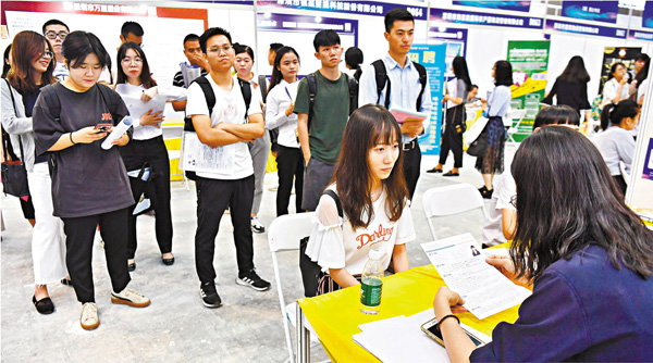 ■近年來海外人才歸國就業的熱情持續升溫，凸顯中國向心力、吸引力不斷提升。圖為早前全國高校畢業生秋季就業雙選會在深圳會展中心舉辦，來自全國各地高等院校畢業生以及海外留學生在招聘會上求職。 資料圖片