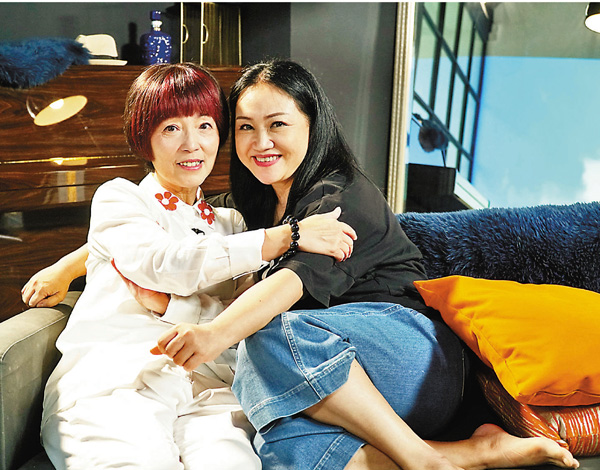 ■陳安瑩（右）跟苑仔老友鬼鬼。