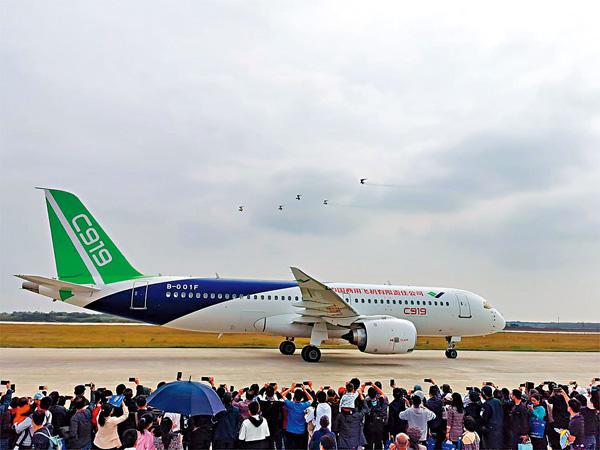 ■C919國產飛機亮相南昌瑤湖機場並進行飛行表演。 香港文匯報記者王逍  攝