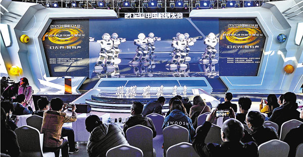 ■11月1日，2020中國科幻大會在北京首鋼園開幕。圖為大會主題論壇上的機器人科幻秀。中新社