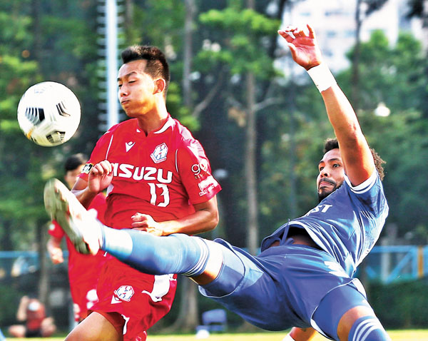 ■陳廣豪（左）未能突破艾華度防線。 香港文匯報記者黎永淦  攝