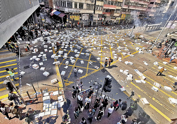 暴徒去年11月11日在西灣河路中投放大量泡沫塑料箱等雜物堵路。 資料圖片