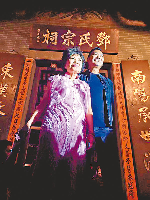 ■五年前農曆年期間，朋友們在我家宗祠，籌備了神秘回顧時裝騷，請來曾經天橋上幾代愛將助陣，當然少不了「笑后」余慕蓮。 作者供圖