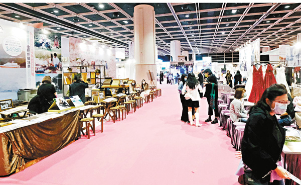 ■「香港婚紗展暨結婚博覽2020」昨日在疫情下開鑼，惟人流稀少，預估只有往年一半。圖為婚紗展現場。 香港文匯報記者  攝