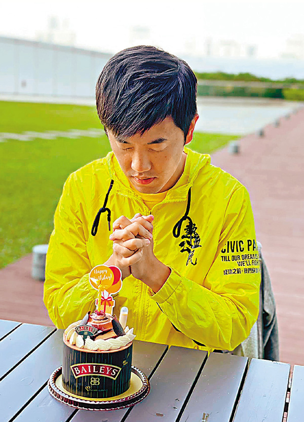 ■鄭松泰食美心嘅蛋糕俾「黃納粹」批鬥。   鄭松泰fb圖片