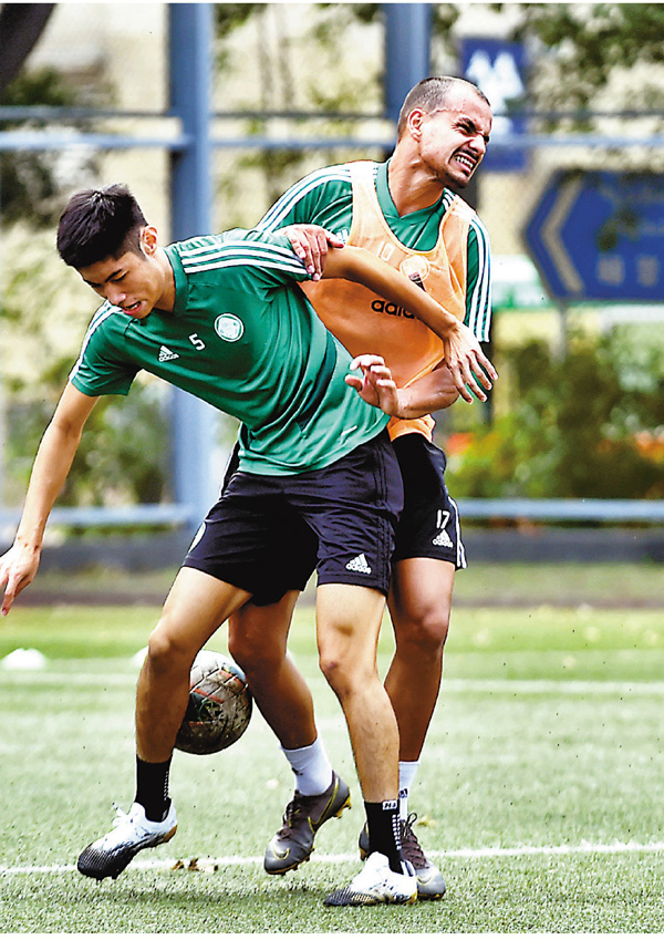 ■葉卓文（左）與隊友米基爾在訓練中拚搶。 資料圖片