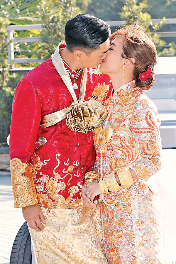 ■鄭俊弘跟何雁詩多次咀嘴，新娘子一身金器，更是耀眼。