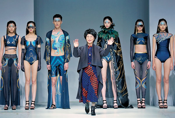 ■設計師侯玲玲（前）和模特向觀眾謝幕。