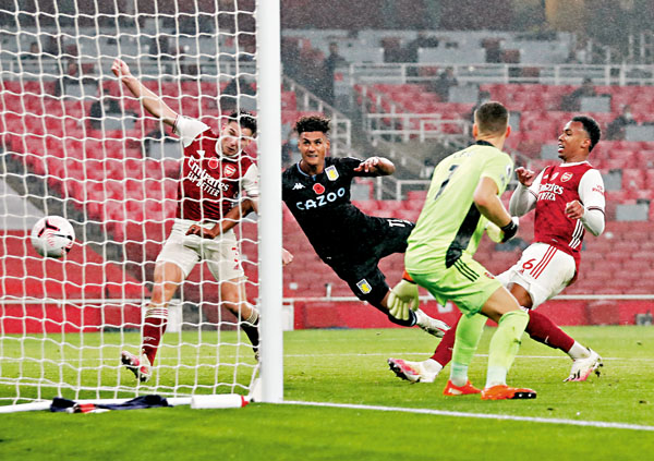 ■ 屈堅斯(左二)門前頂入，協助維拉將領先阿仙奴的優勢擴大到2：0。 美聯社