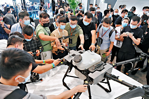 ■深圳市科技創新委員會黨組書記邱宣在發言中強調，未來深圳還將籌建一批高端科技智庫平台，加強前瞻技術研判。圖為11月9日下午，以「聚變」為主題的DJI大疆農業新品發布會在深圳前海萬科國際會議中心舉行。 中通社