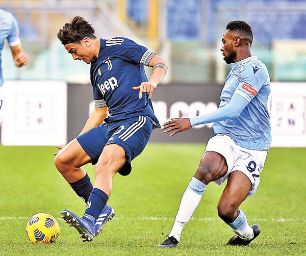 ■戴巴拿（左）於日前對拉素比賽仍有上陣。  新華社