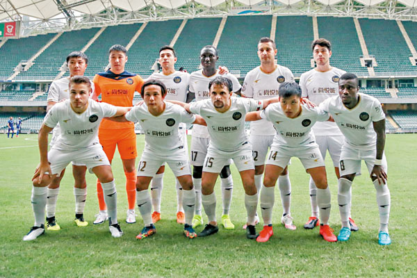 ■前富力球員林衍廷（後排左一）及方栢倫（前排右二）找到新東家。 資料圖片