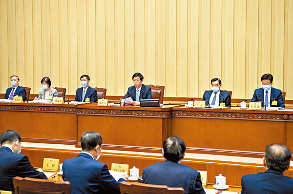 ■昨日，全國人大常委會委員長栗戰書主持十三屆全國人大常委會第二十三次會議閉幕會，會議表決通過了《全國人民代表大會常務委員會關於香港特別行政區立法會議員資格問題的決定》。新華社