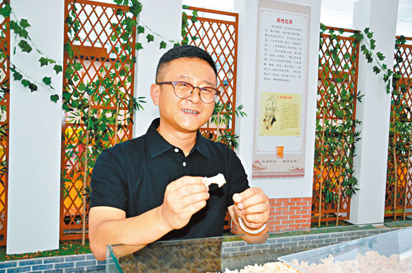 ■小嶺鎮黨委書記安怡向記者介紹新品種玉木耳的特點。 香港文匯報記者張仕珍 攝