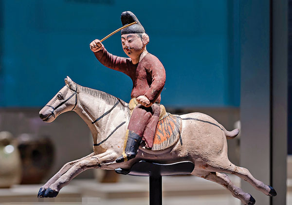 ■新疆維吾爾自治區博物館藏的（唐）彩繪泥塑打馬球俑。四川博物院供圖