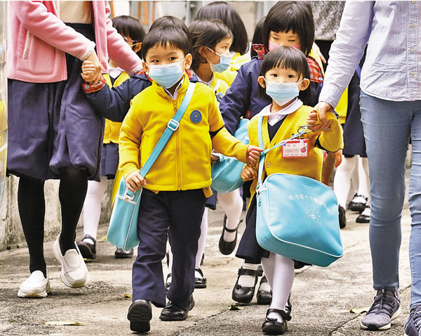 衞生署近日錄得171宗上呼吸道感染爆發個案,逾1,900人受影響,當中近六成涉及幼稚園和幼兒中心。圖為幼稚園小朋友放學回家。 中新社
