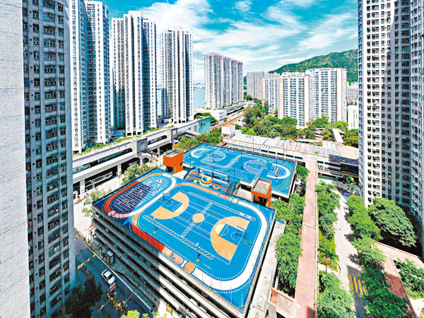 ■由高空望向兆禧苑運動場，會發現英文字「S」及「H」字樣。