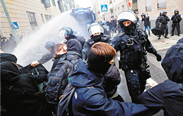 ■ 德國爆發反對政府防疫措施示威,警方出動水炮車驅趕人群。 路透社