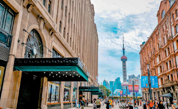  東拓後和平飯店門口成打卡集中地。和平飯店官微圖片