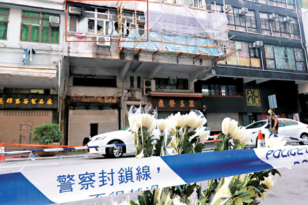 市民昨日獻花哀悼火災罹難者。紅框為失火單位。香港文匯報記者  攝