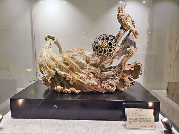 ■中國工藝美術大師、福州市壽山石行業協會會長陳禮忠的壽山石雕作品《獨立秋塘》。