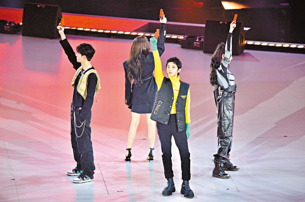 ■ 四位代言人舉起信號槍發射。 記者夏微  攝 