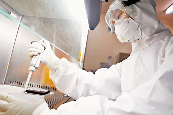 ■趙立堅表示，國際上不斷出現關於新冠肺炎疫情暴發時間、地點等報道。圖為湖南衡陽的南華大學附二醫院PCR實驗室，檢驗醫生在進行核酸實驗檢測。 資料圖片