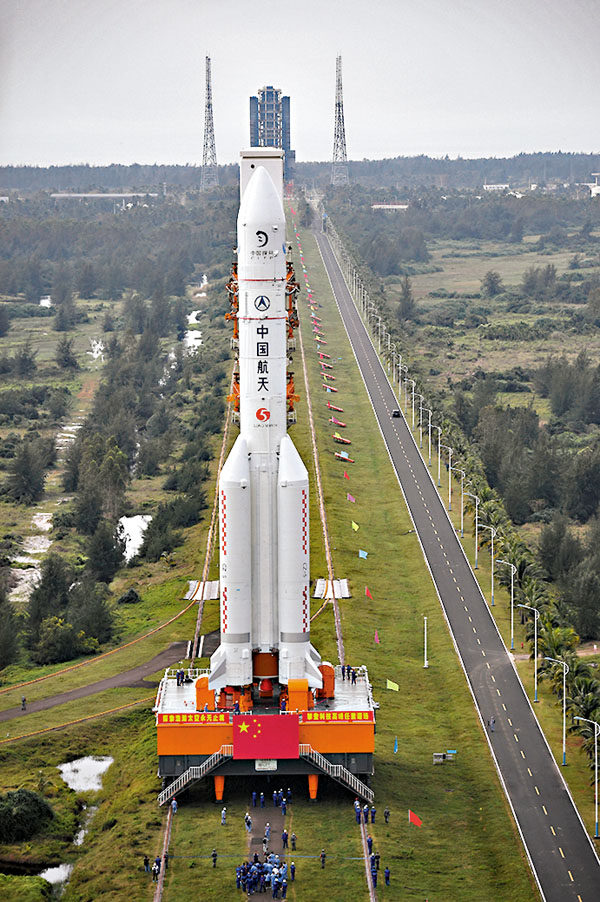 ■昨日，長征五號遙五運載火箭和嫦娥五號探測器在中國文昌航天發射場完成技術區總裝測試工作後，垂直轉運至發射區。圖為昨日在中國文昌航天發射場的長征五號遙五運載火箭。 新華社