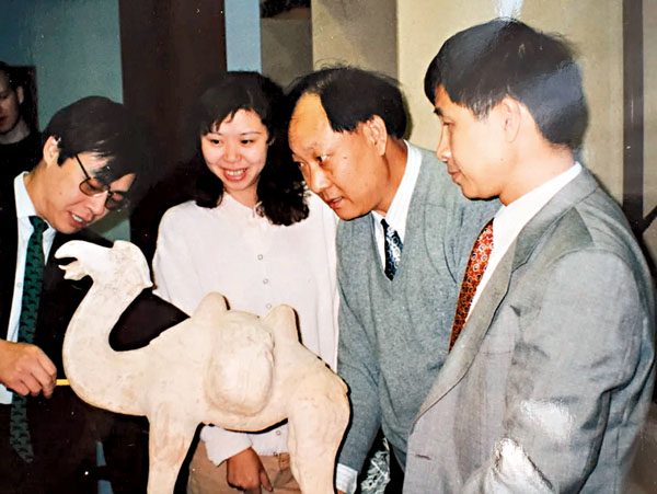 ■1995年，時任國家文物局文物保護司文物三處處長李季、文物專家章津才，與我駐英國使館文化處工作人員于芃、時堅東鑒定英國警方查扣的走私中國文物。 網上圖片