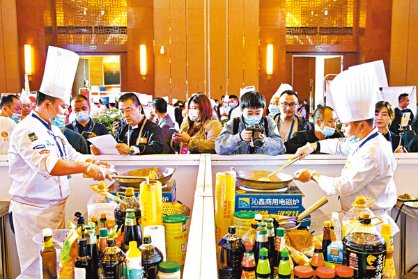 ■兩名廚師在川菜烹飪技能比賽中。 新華社