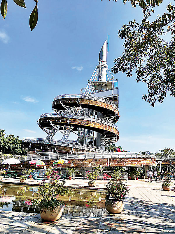 ■海濱公園的香港回歸紀念塔。