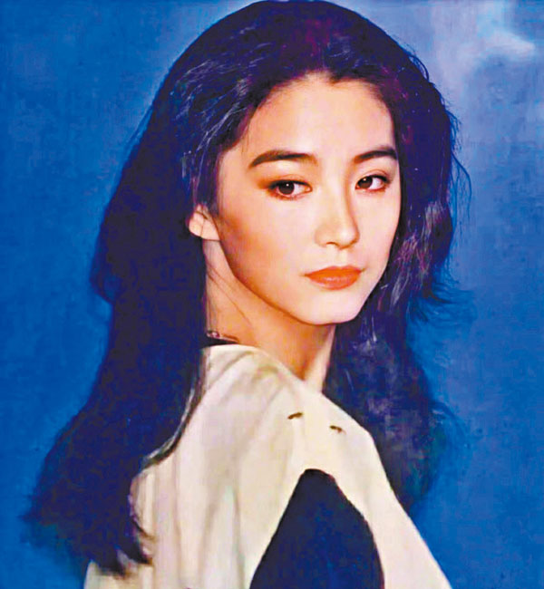 ■ 青霞上載年輕時的長髮舊照。